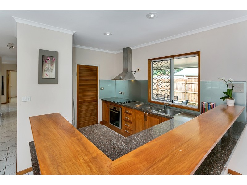 6 Robson St, Kanimbla QLD 4870