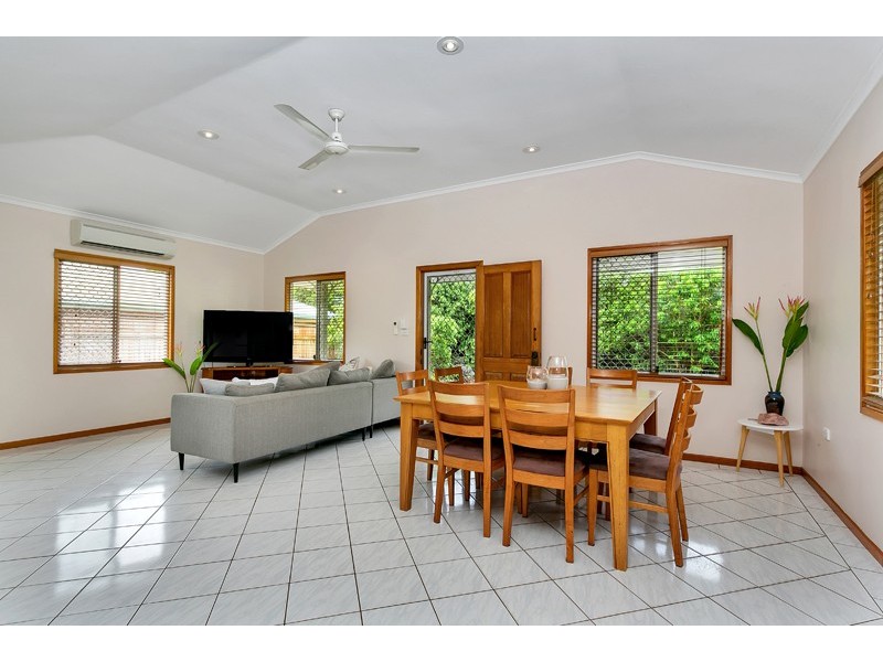 6 Robson St, Kanimbla QLD 4870