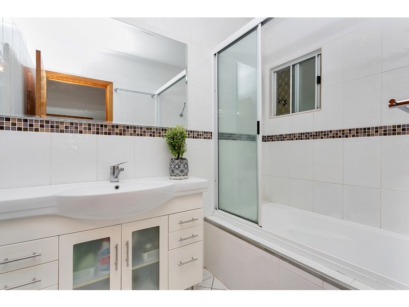 6 Robson St, Kanimbla QLD 4870