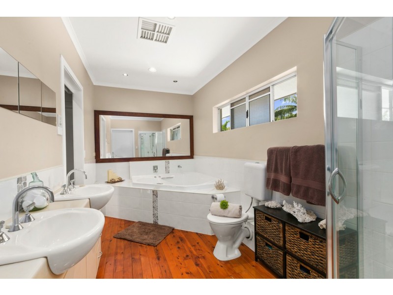 72 Wistaria Street, Holloways Beach QLD 4878