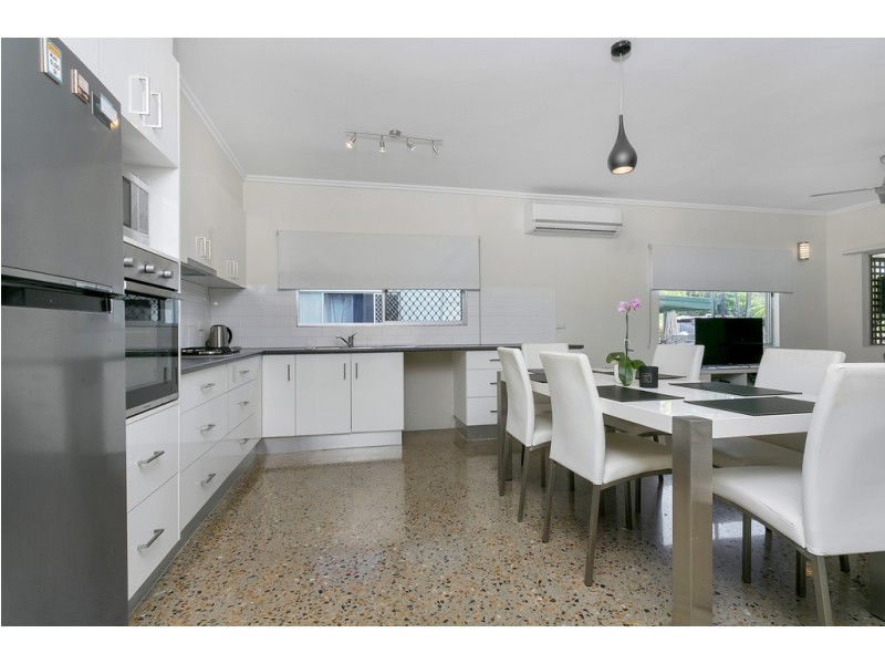 2/106 Wistaria Street, Holloways Beach QLD 4878