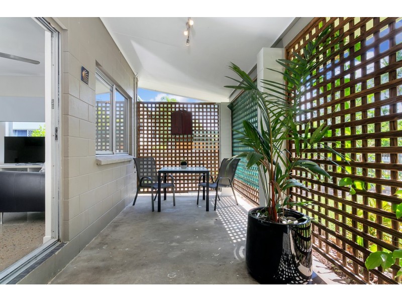 2/106 Wistaria Street, Holloways Beach QLD 4878