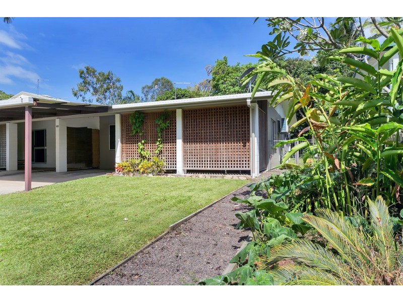 2/106 Wistaria Street, Holloways Beach QLD 4878