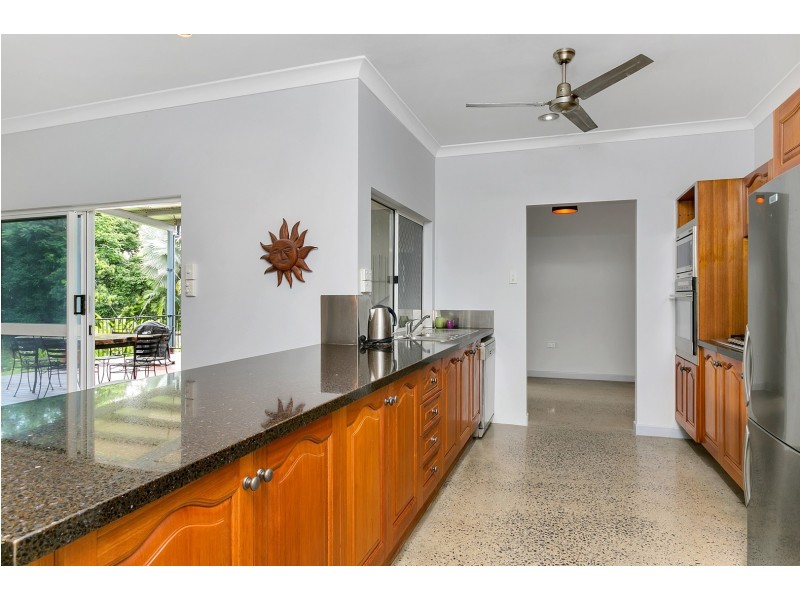 6 Willandra Court, Caravonica QLD 4878