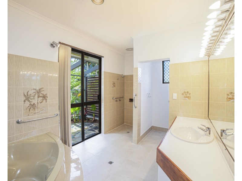 16 Cameron Close, Smithfield QLD 4878