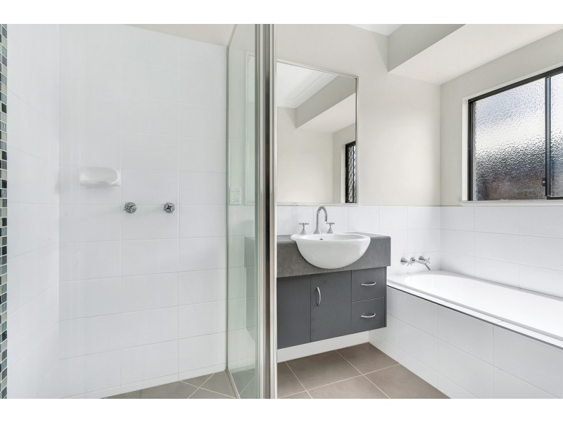 2 Murrinda Gardens, Trinity Park QLD 4879