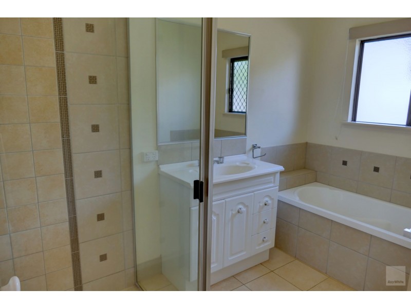 8 Moore Road, Kewarra Beach QLD 4879