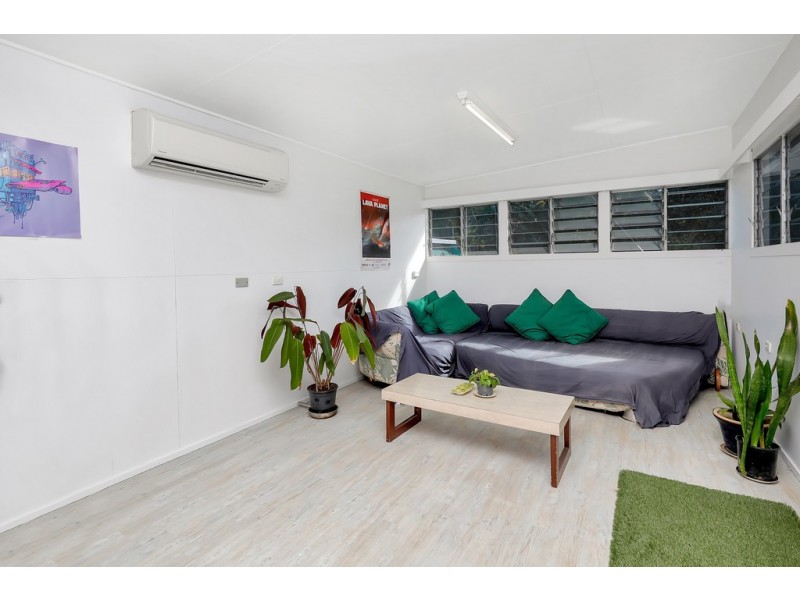 27 Saw Street, Machans Beach QLD 4878