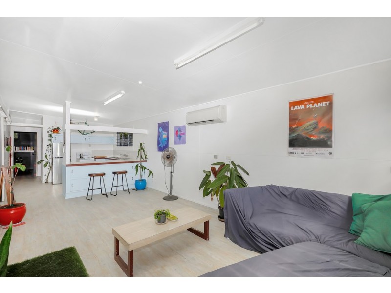 27 Saw Street, Machans Beach QLD 4878