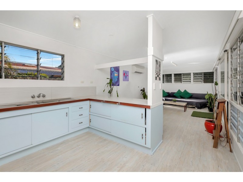 27 Saw Street, Machans Beach QLD 4878