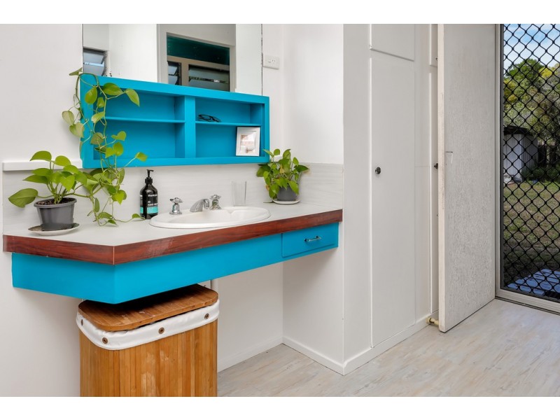 27 Saw Street, Machans Beach QLD 4878