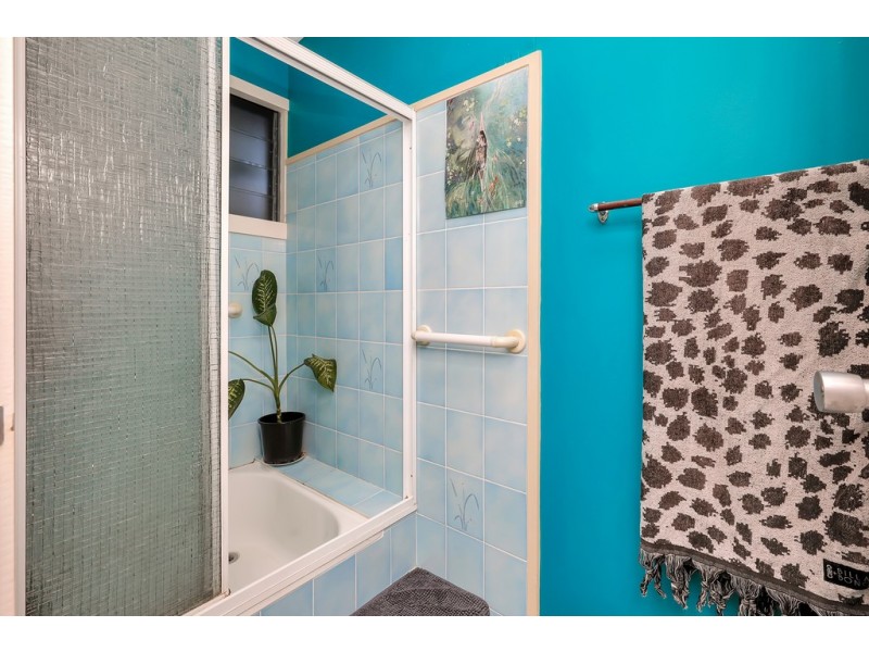 27 Saw Street, Machans Beach QLD 4878