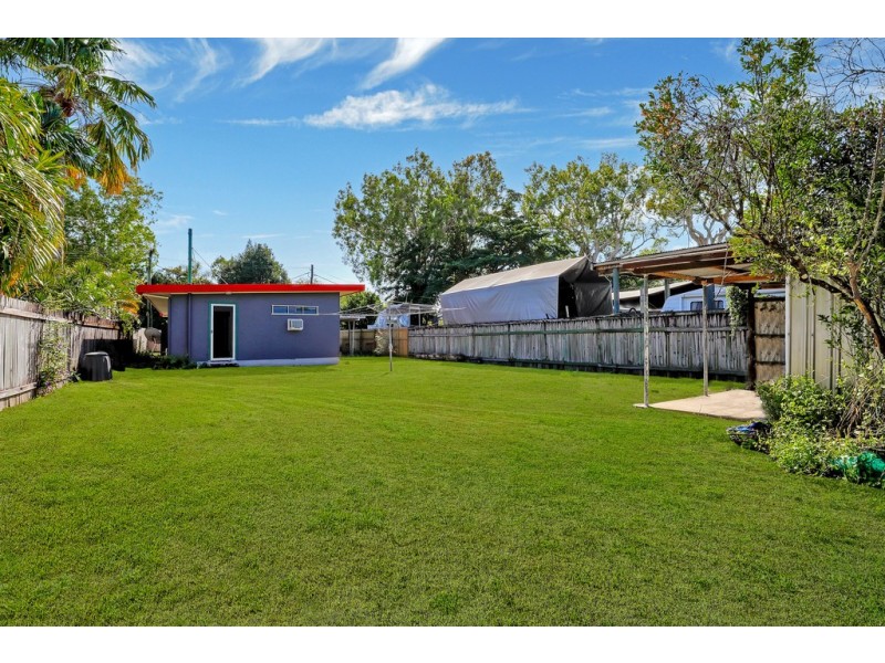 27 Saw Street, Machans Beach QLD 4878