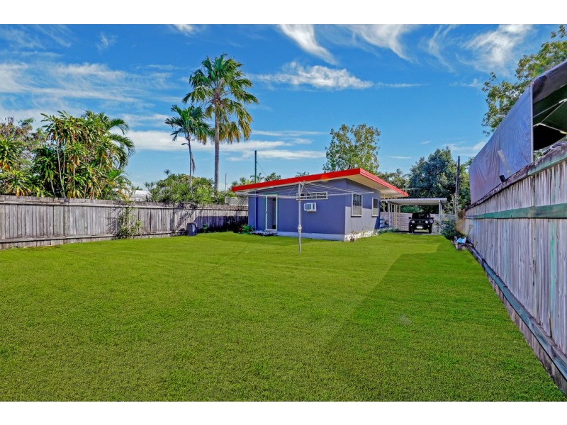 27 Saw Street, Machans Beach QLD 4878