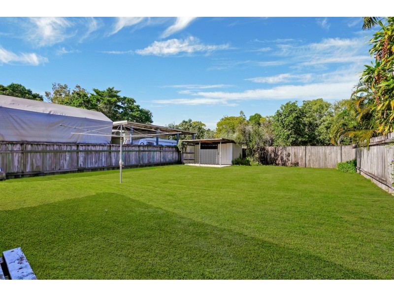 27 Saw Street, Machans Beach QLD 4878