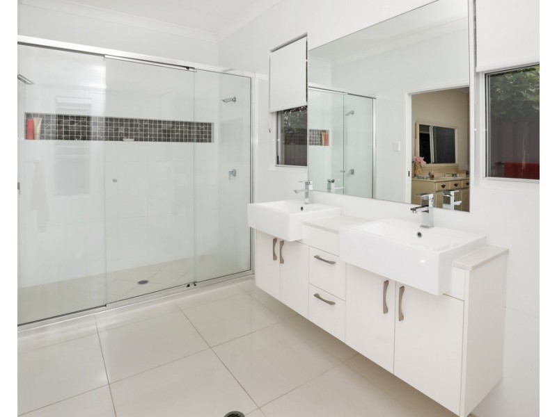 9 Kurt Close, Palm Cove QLD 4879