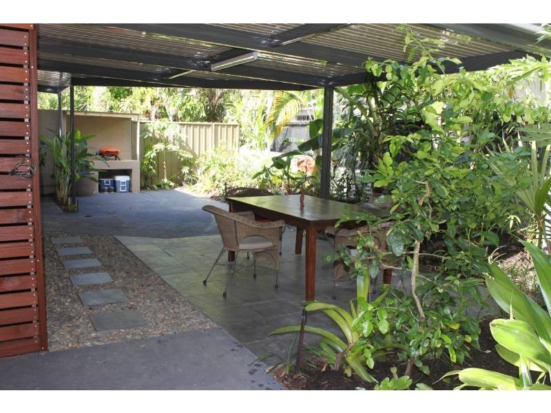 2 Granadilla Street, Holloways Beach QLD 4878