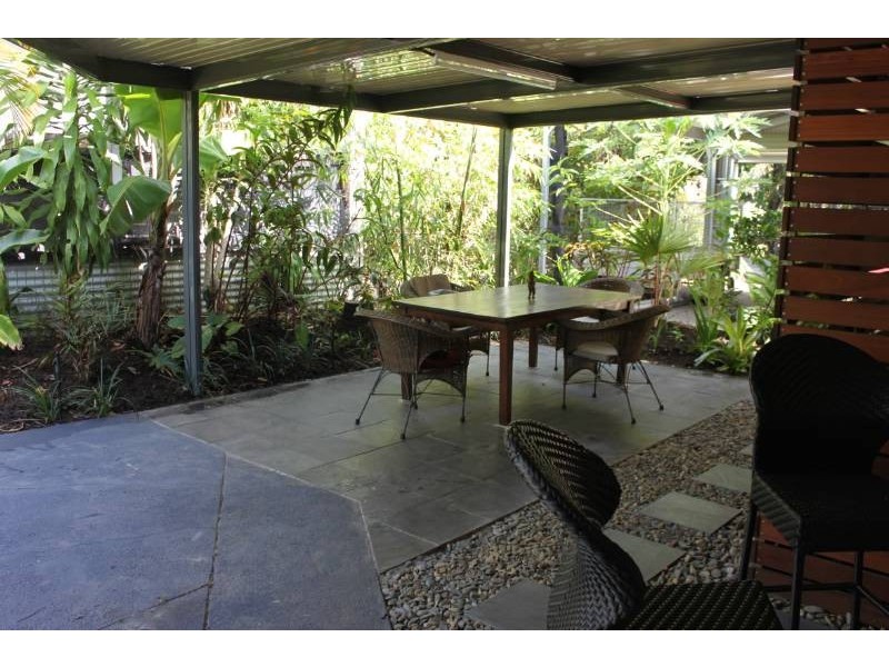 2 Granadilla Street, Holloways Beach QLD 4878