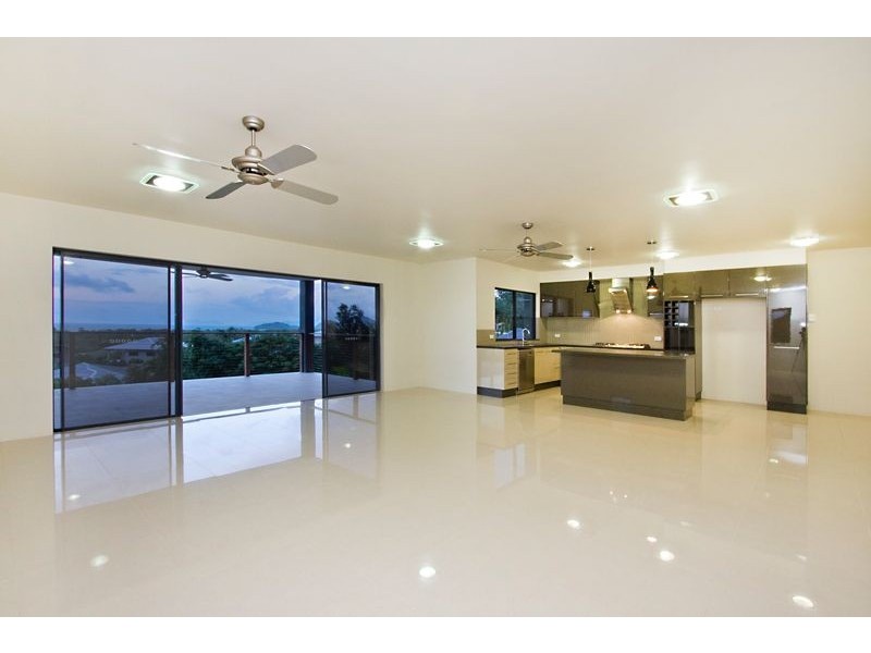 18 Savannah Street (Middle Floor), Palm Cove QLD 4879