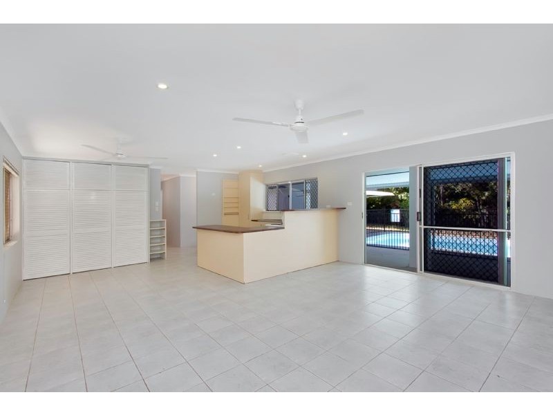 1 Cayley Street, Trinity Beach QLD 4879