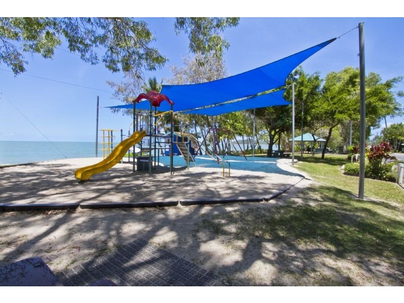 4 Barrier Close, Clifton Beach QLD 4879