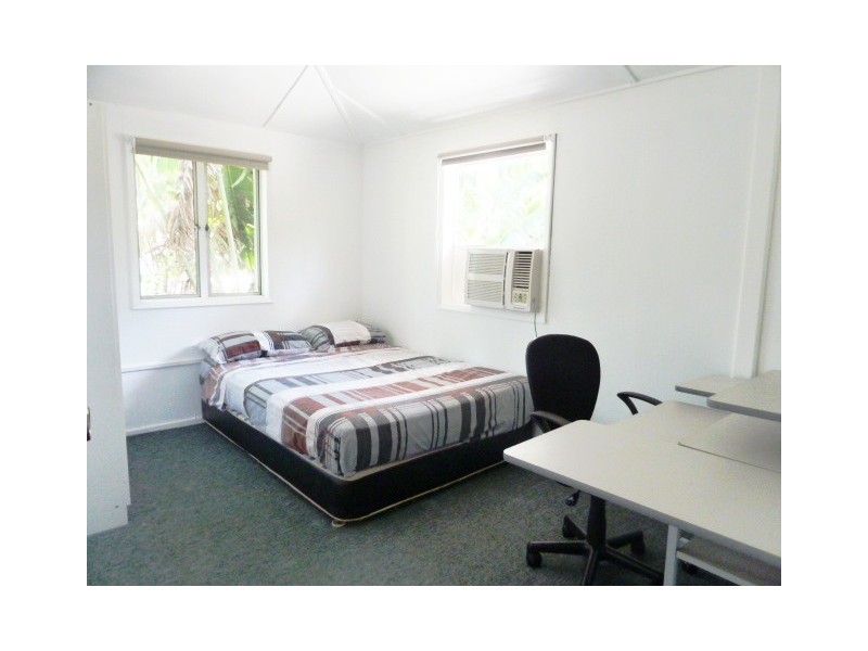 7 Pease Street, Manoora QLD 4870