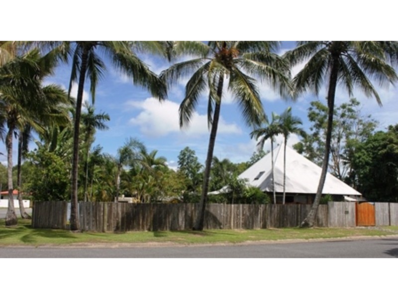 2 SAFFRON CLOSE, Holloways Beach QLD 4878