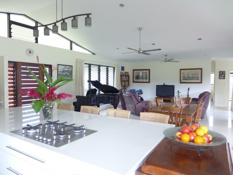 111 Xavier Herbert Drive, Redlynch QLD 4870