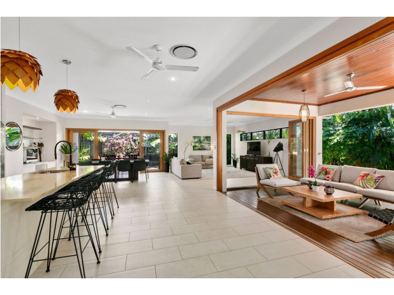 4 Lillian Road, Palm Cove QLD 4879