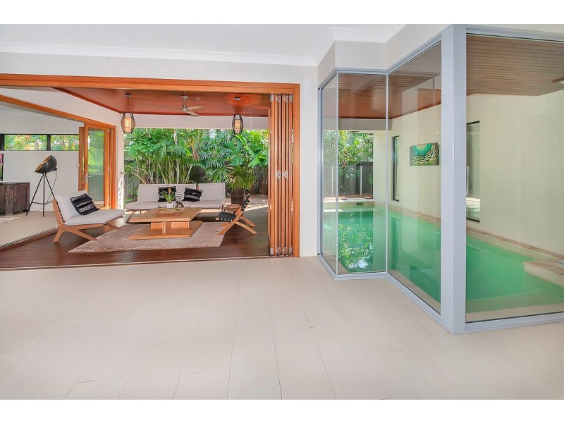 4 Lillian Road, Palm Cove QLD 4879