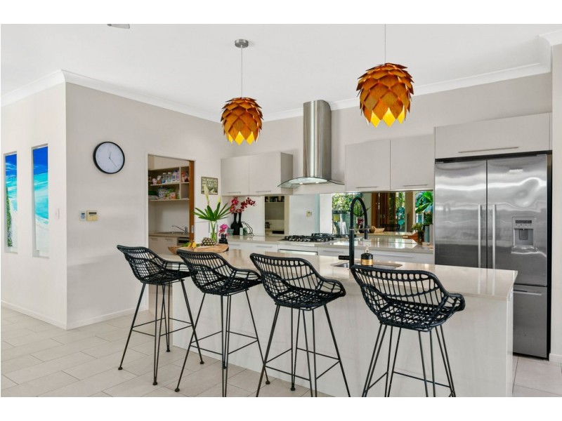 4 Lillian Road, Palm Cove QLD 4879