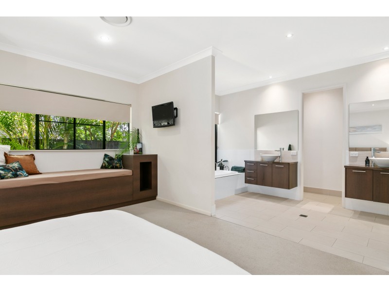 4 Lillian Road, Palm Cove QLD 4879