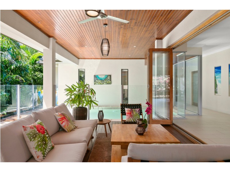 4 Lillian Road, Palm Cove QLD 4879