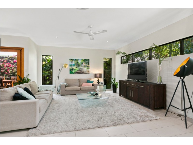 4 Lillian Road, Palm Cove QLD 4879