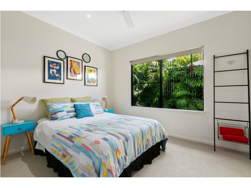4 Lillian Road, Palm Cove QLD 4879