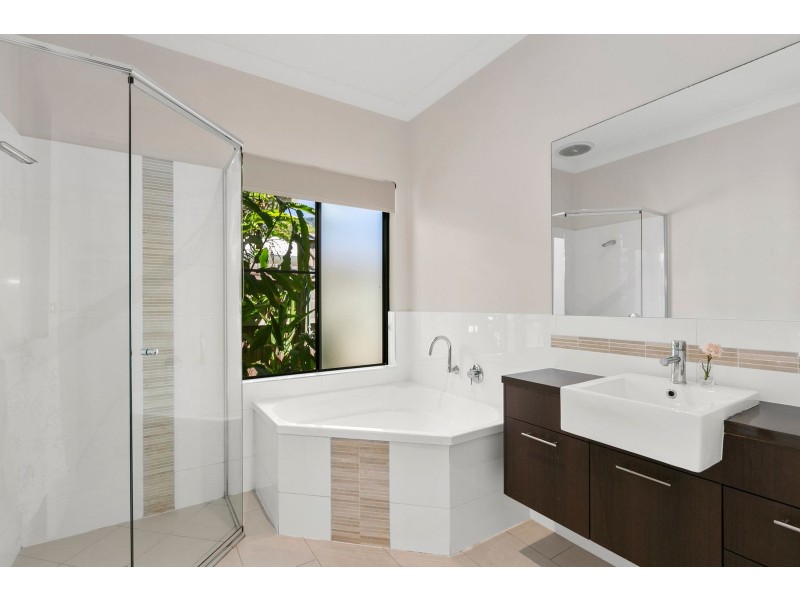 4 Lillian Road, Palm Cove QLD 4879