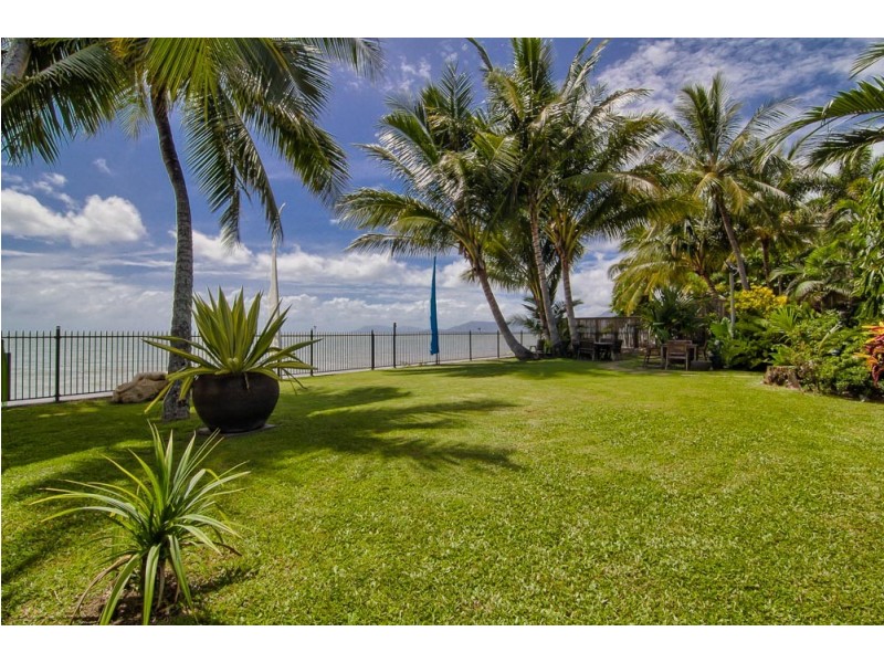 Holloways Beach QLD 4878