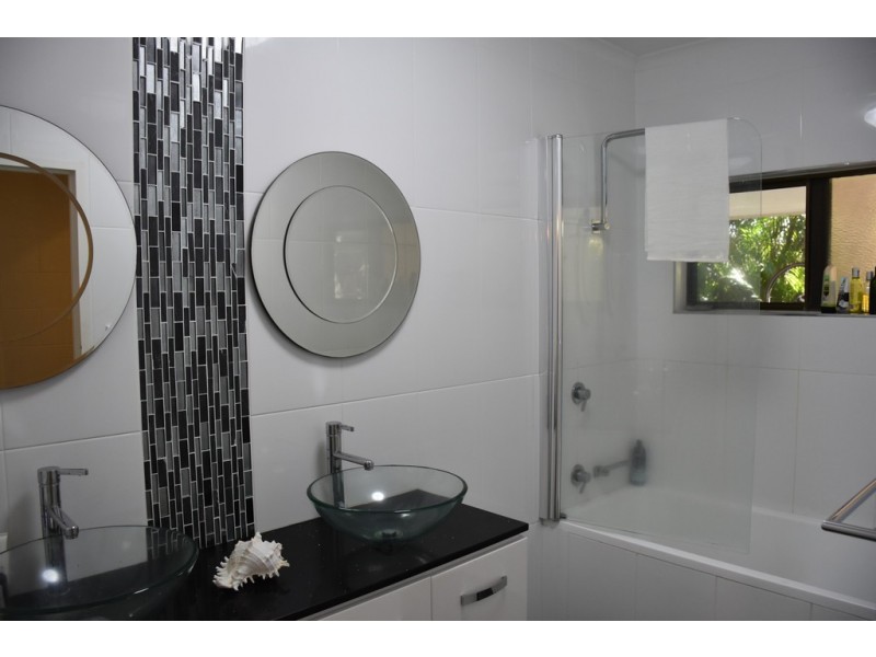 30 Baronia Crescent, Holloways Beach QLD 4878