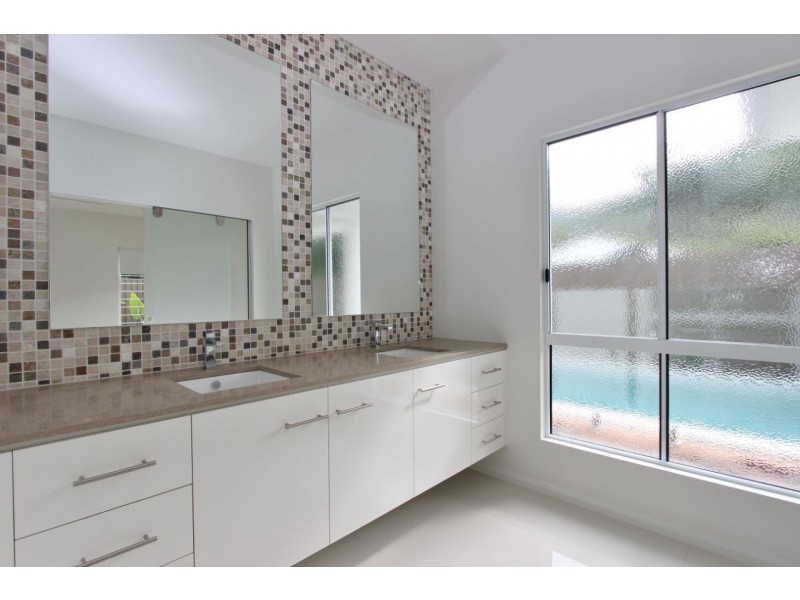 5 Aurelia Road, Palm Cove QLD 4879