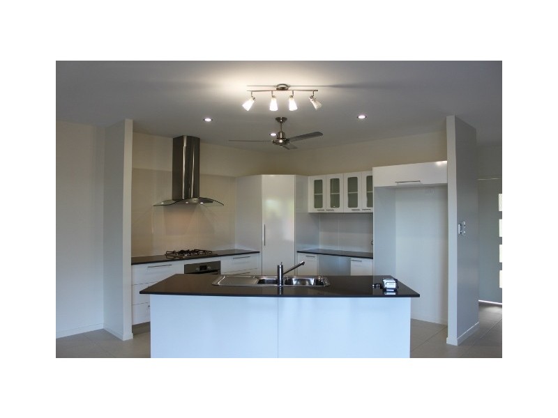 8 Retreat Close, Palm Cove QLD 4879