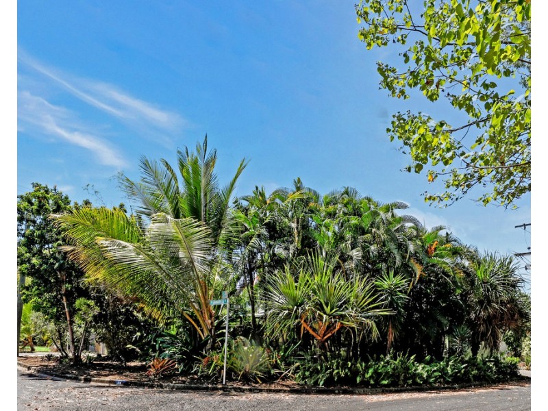 2/2 Granadilla Street, Holloways Beach QLD 4878