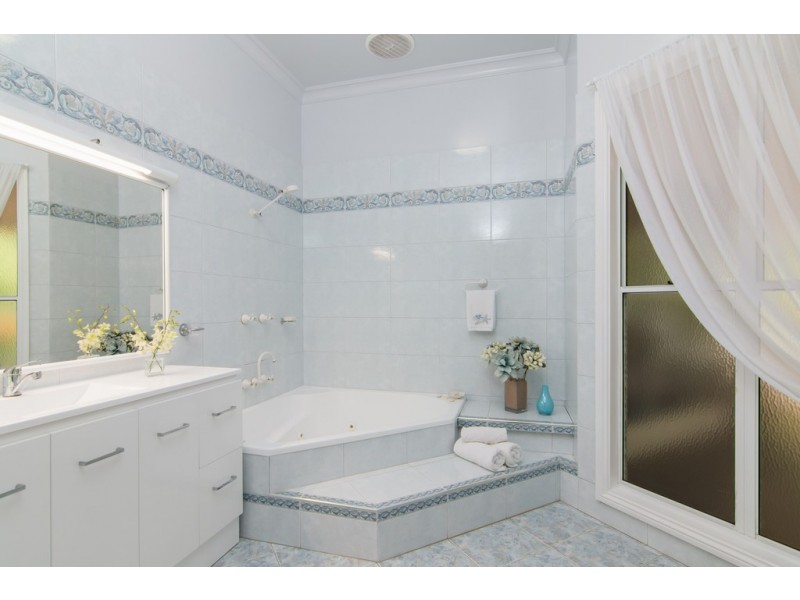 18-20 Woodridge Close, Redlynch QLD 4870