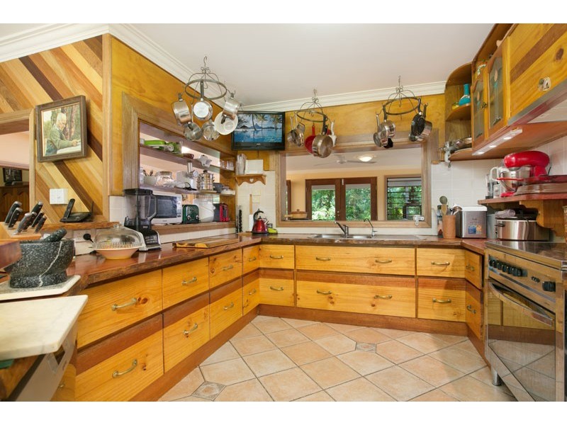 5 Baronia Crescent, Holloways Beach QLD 4878