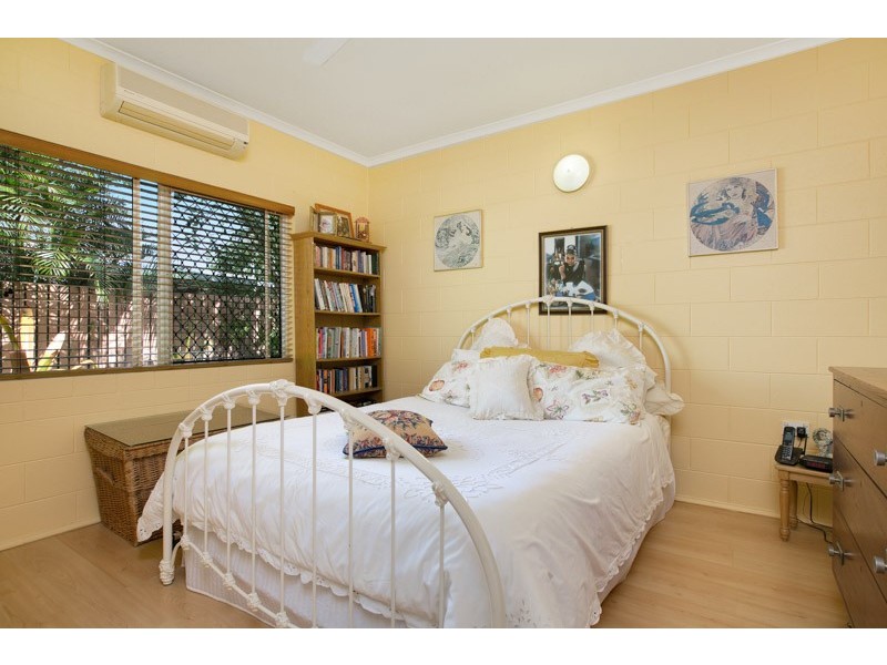 5 Baronia Crescent, Holloways Beach QLD 4878