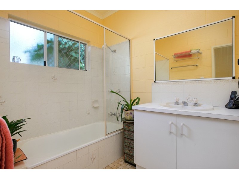 5 Baronia Crescent, Holloways Beach QLD 4878