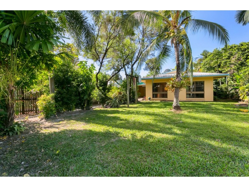 2/4 Agincourt Close, Clifton Beach QLD 4879