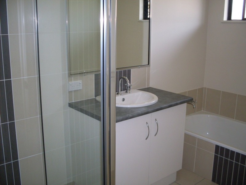 32 Phoenix Street, White Rock QLD 4868