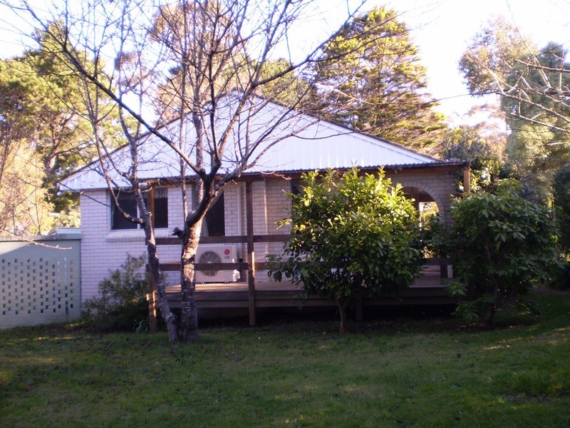 2 Cascade St, Wentworth Falls NSW 2782