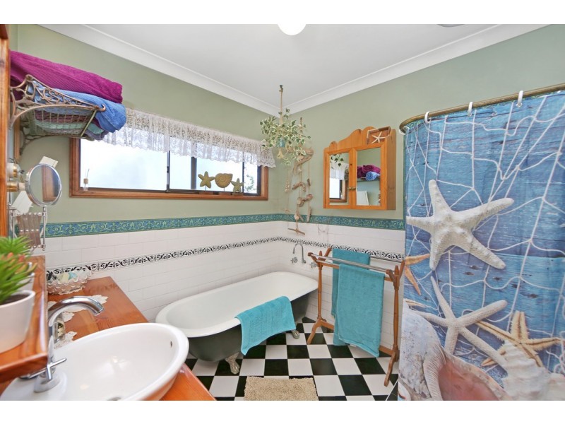 35 Trevally Avenue, Chain Valley Bay NSW 2259