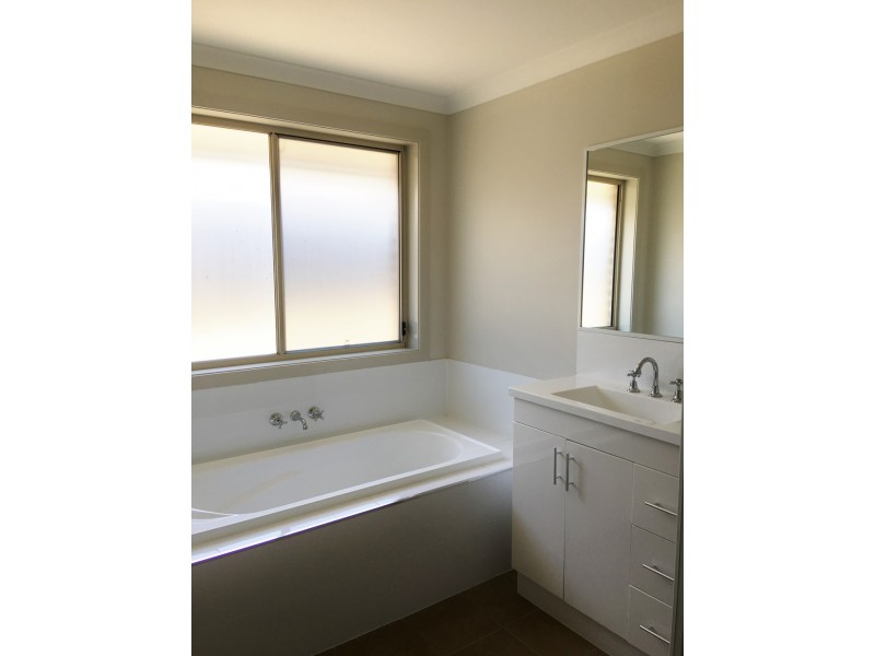 220 Johns Road, Wadalba NSW 2259